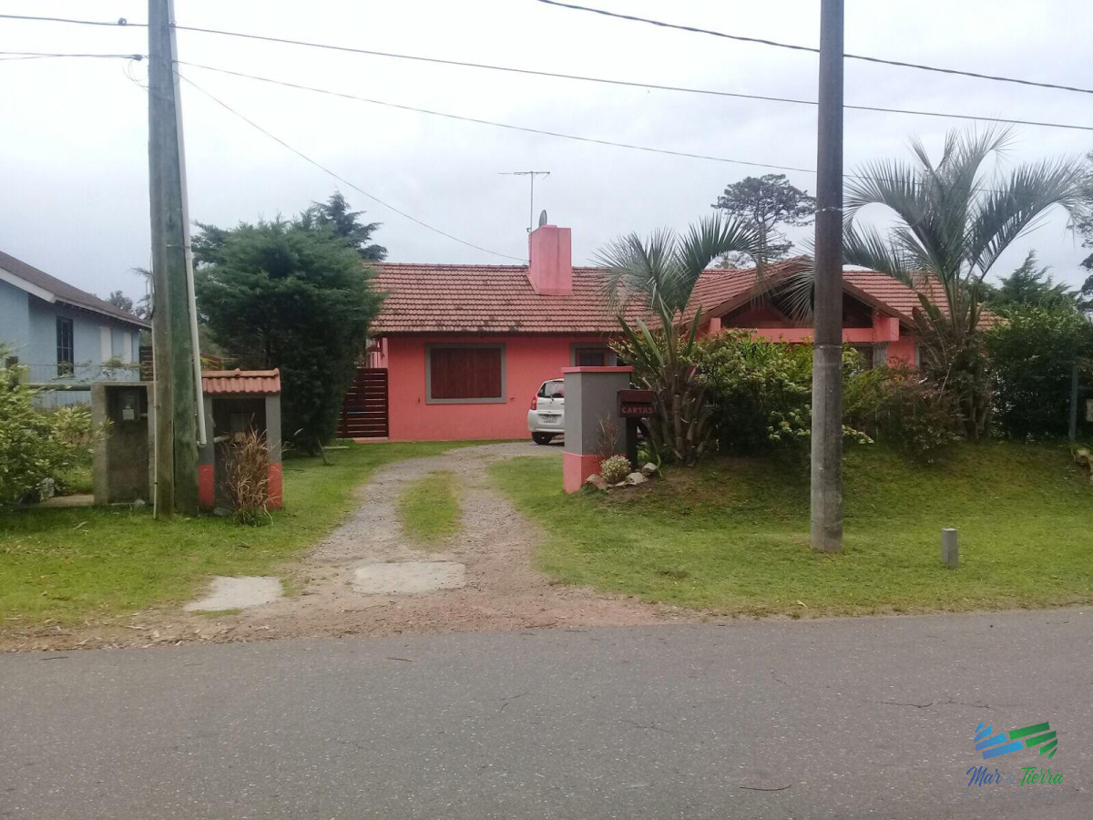 Casa ID.5218 - Venta de Casa 4 dormitorios con piscina en Beverly Hills, Punta del Este.