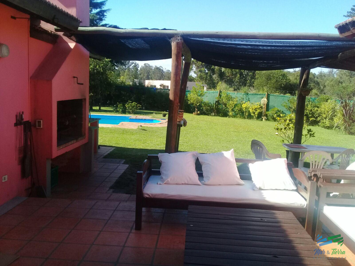 Casa ID.5218 - Venta de Casa 4 dormitorios con piscina en Beverly Hills, Punta del Este.