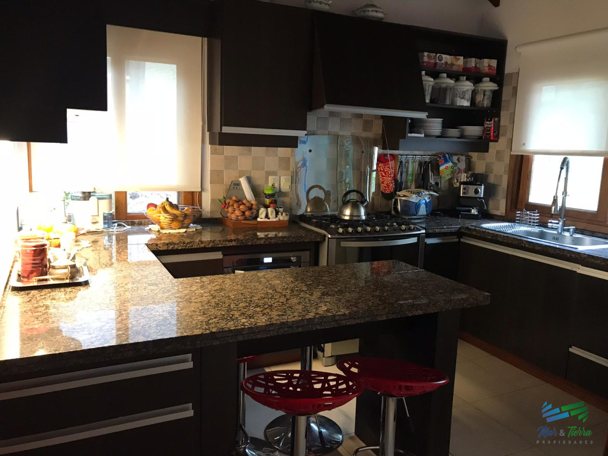 Casa ID.5218 - Venta de Casa 4 dormitorios con piscina en Beverly Hills, Punta del Este.