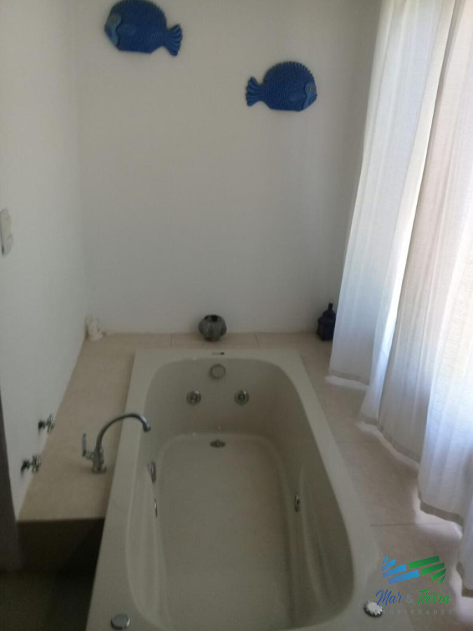 Casa ID.5218 - Venta de Casa 4 dormitorios con piscina en Beverly Hills, Punta del Este.