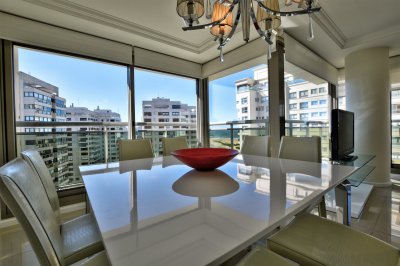 Venta de Apartamento, 2 dormitorios. Playa brava, Punta del Este. 