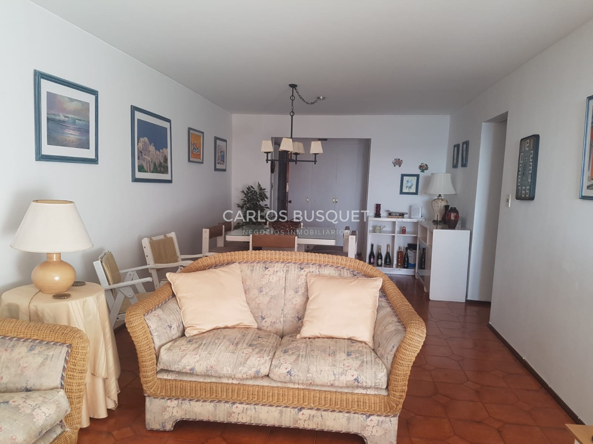 Apartamento ID.1048 - Venta de Apartamento de 4 dormitorios en Playa Mansa, Punta del Este
