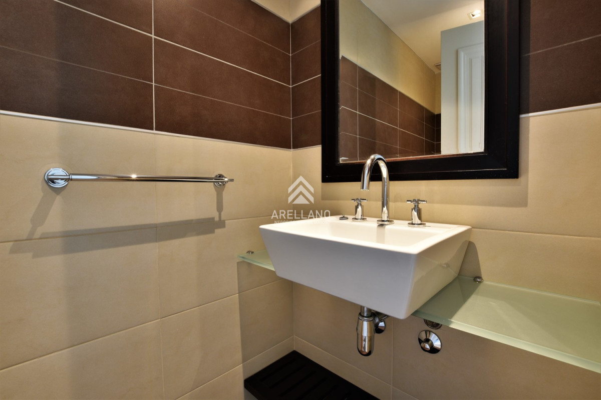 Apartamento ID.5125 - Venta Apartamento, 2 dormitorios. Playa brava, Punta del Este. 