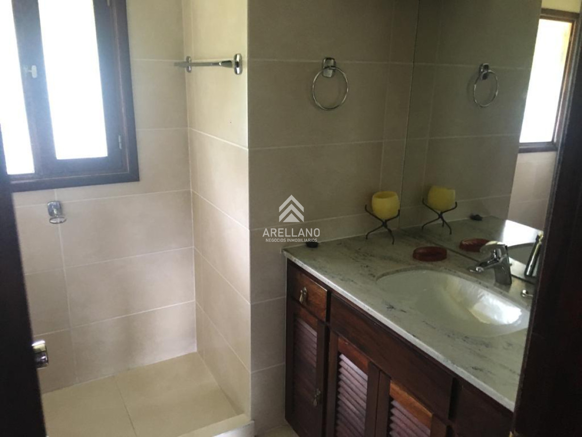 Casa ID.4881 - Venta de Casa 5 dormitorios en Marly, Punta del Este.