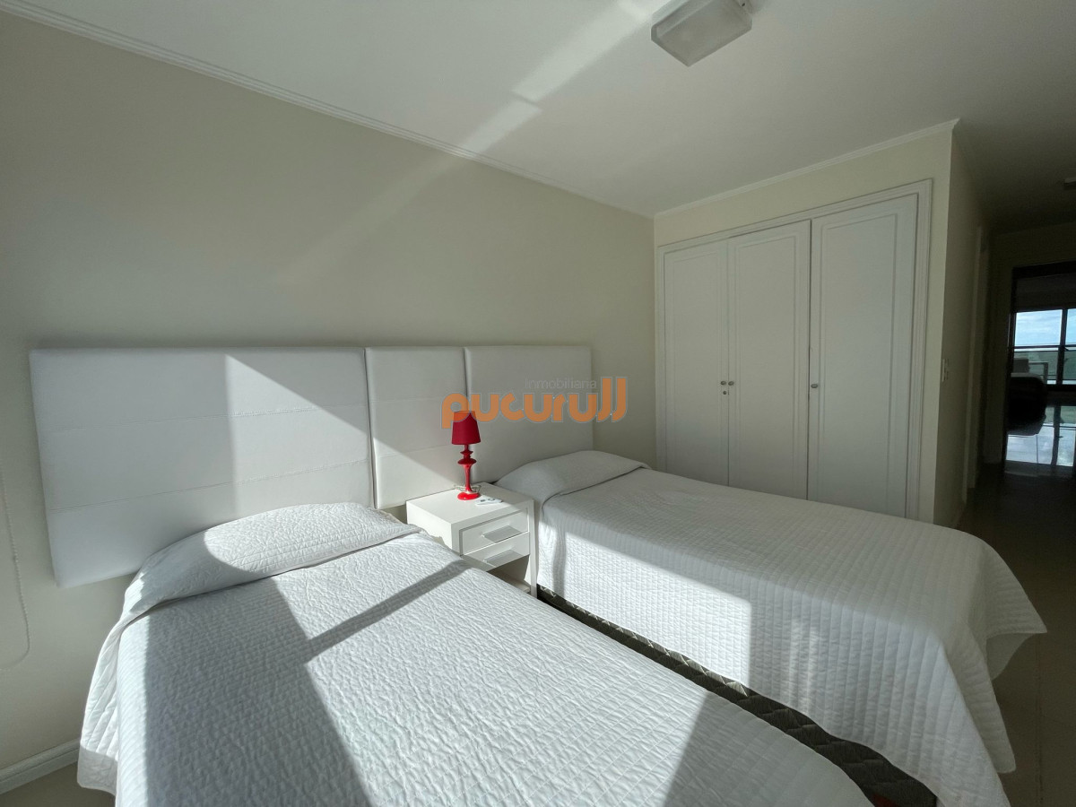 Apartamento ID.1803 - Venta y Alquiler temporario de Apartamento, 3 dormitorios. Playa brava, Punta del Este. 