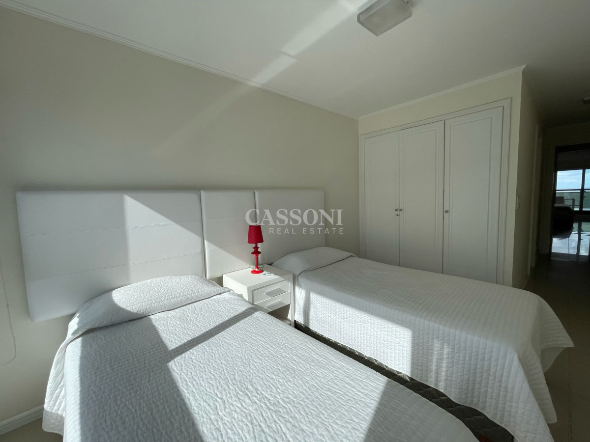 Apartamento ID.3245 - Venta y Alquiler temporario de Apartamento, 3 dormitorios. Playa brava, Punta del Este. 