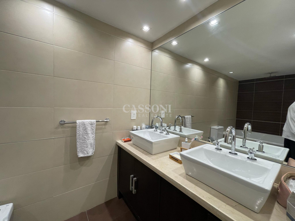 Apartamento ID.3245 - Venta y Alquiler temporario de Apartamento, 3 dormitorios. Playa brava, Punta del Este. 