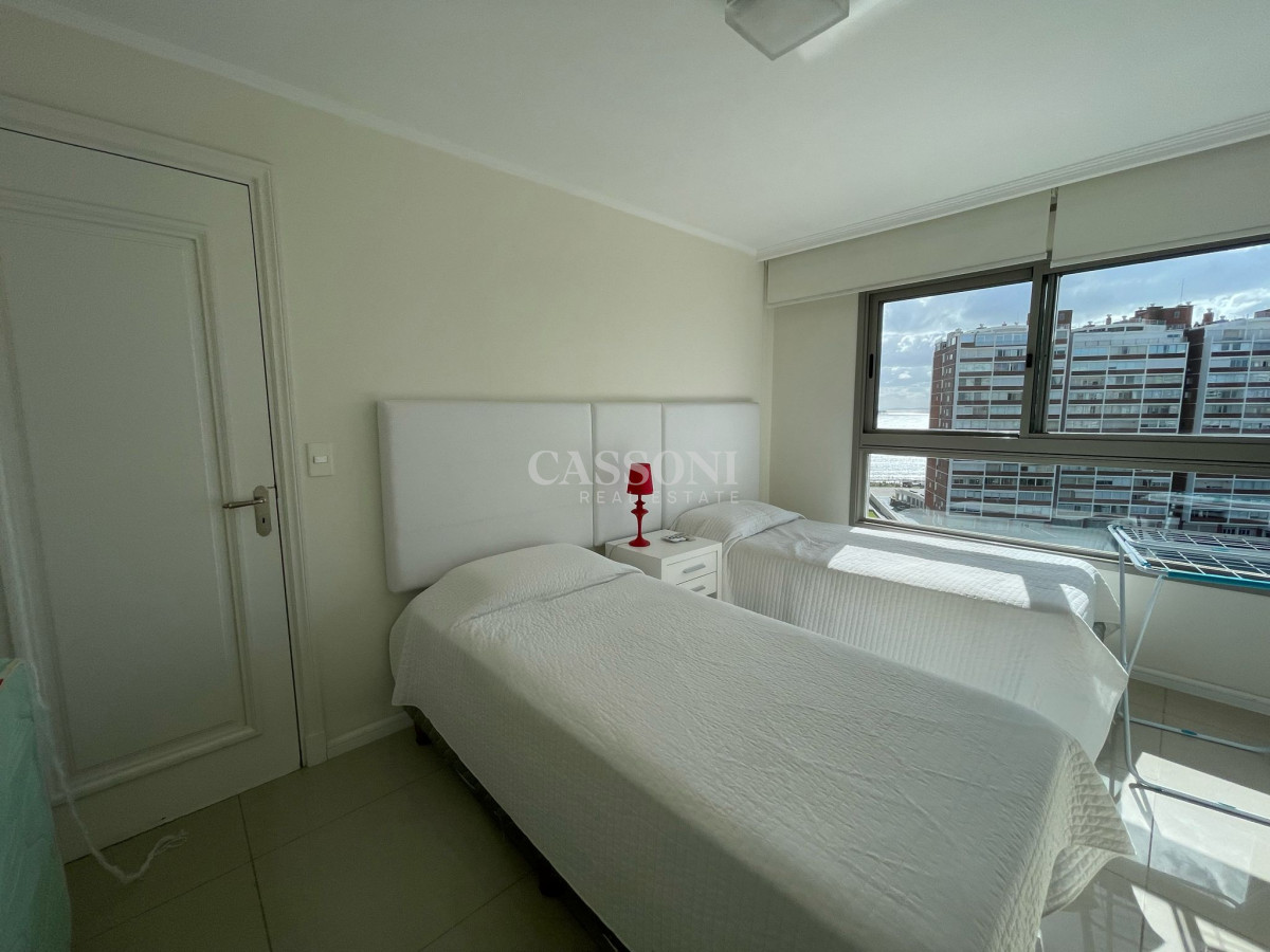 Apartamento ID.3245 - Venta y Alquiler temporario de Apartamento, 3 dormitorios. Playa brava, Punta del Este. 