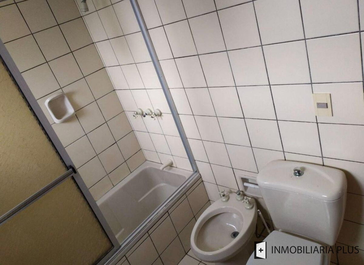 Apartamento ID.1211 - ALQUILER ANUAL de Apartamento de 2 Dormitorios 2 Baños con Parrilleros, Garage, Piscina  y más a 150 metros del Mar