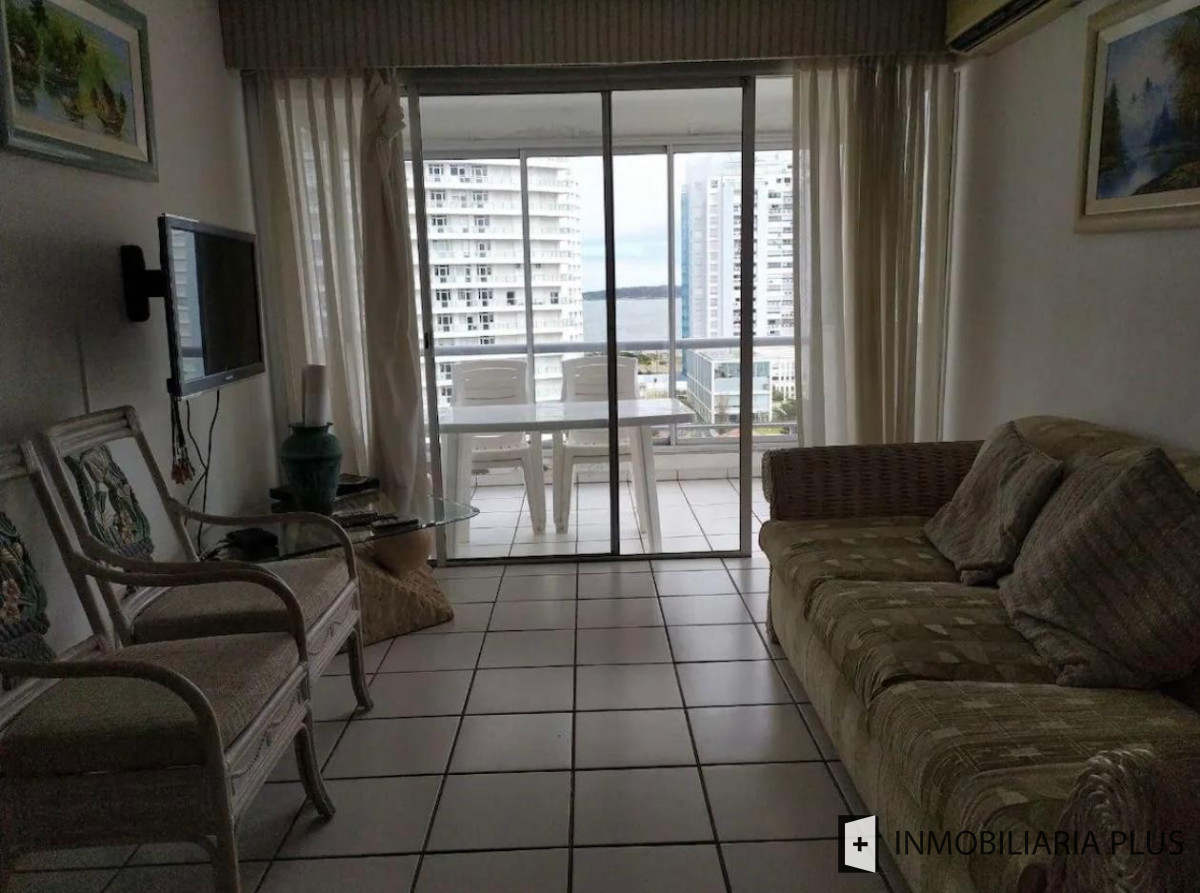 Apartamento ID.1211 - ALQUILER ANUAL de Apartamento de 2 Dormitorios 2 Baños con Parrilleros, Garage, Piscina  y más a 150 metros del Mar