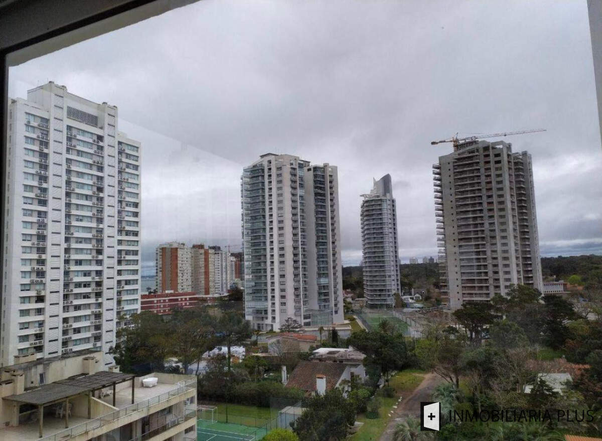 Apartamento ID.1211 - ALQUILER ANUAL de Apartamento de 2 Dormitorios 2 Baños con Parrilleros, Garage, Piscina  y más a 150 metros del Mar