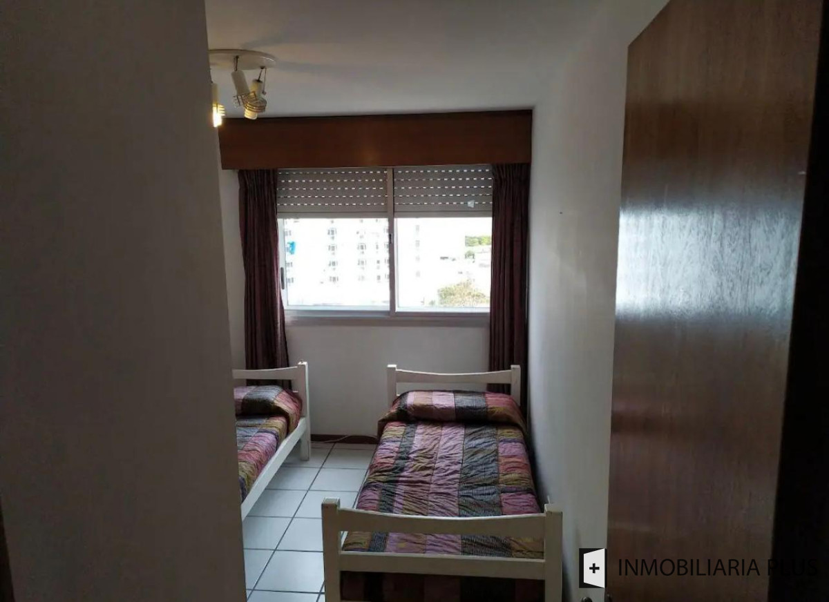 Apartamento ID.1211 - ALQUILER ANUAL de Apartamento de 2 Dormitorios 2 Baños con Parrilleros, Garage, Piscina  y más a 150 metros del Mar