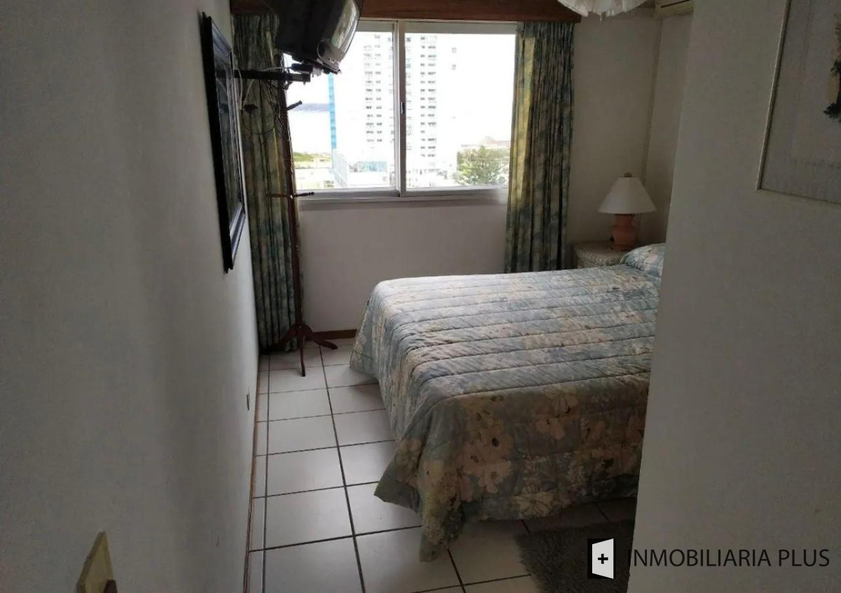 Apartamento ID.1211 - ALQUILER ANUAL de Apartamento de 2 Dormitorios 2 Baños con Parrilleros, Garage, Piscina  y más a 150 metros del Mar