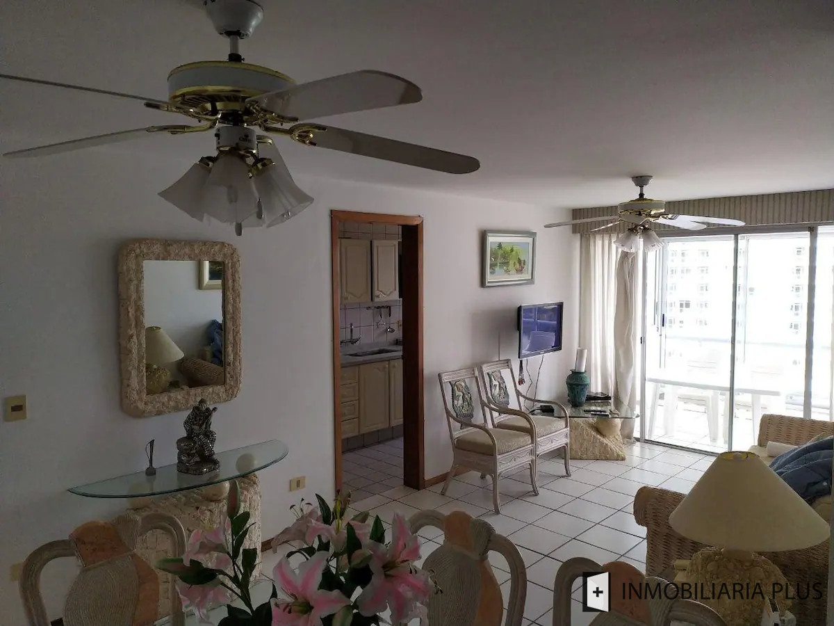 Apartamento ID.1211 - ALQUILER ANUAL de Apartamento de 2 Dormitorios 2 Baños con Parrilleros, Garage, Piscina  y más a 150 metros del Mar