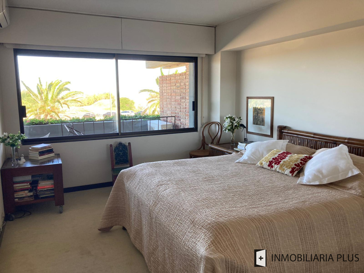 Apartamento ID.1020 - Venta de Apartamento en primera línea de la Playa Brava con 2 Dormitorios 2 Baños