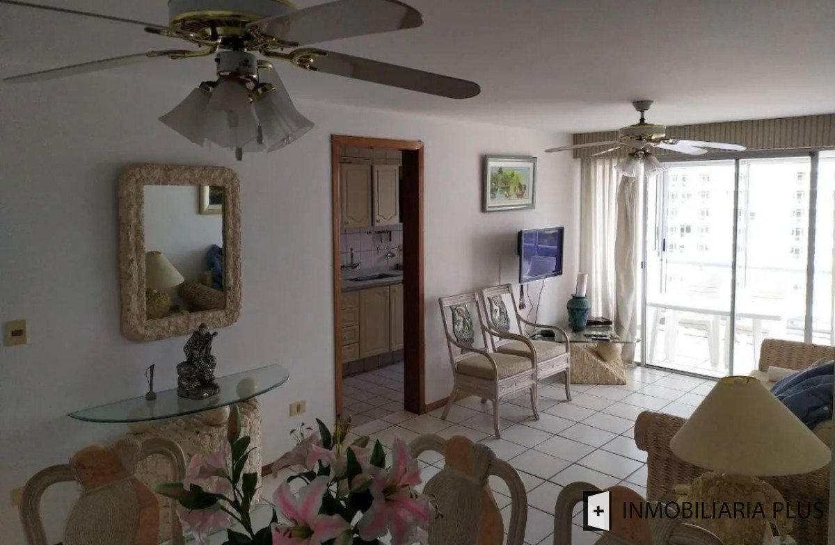 Apartamento ID.1211 - ALQUILER ANUAL de Apartamento de 2 Dormitorios 2 Baños con Parrilleros, Garage, Piscina  y más a 150 metros del Mar