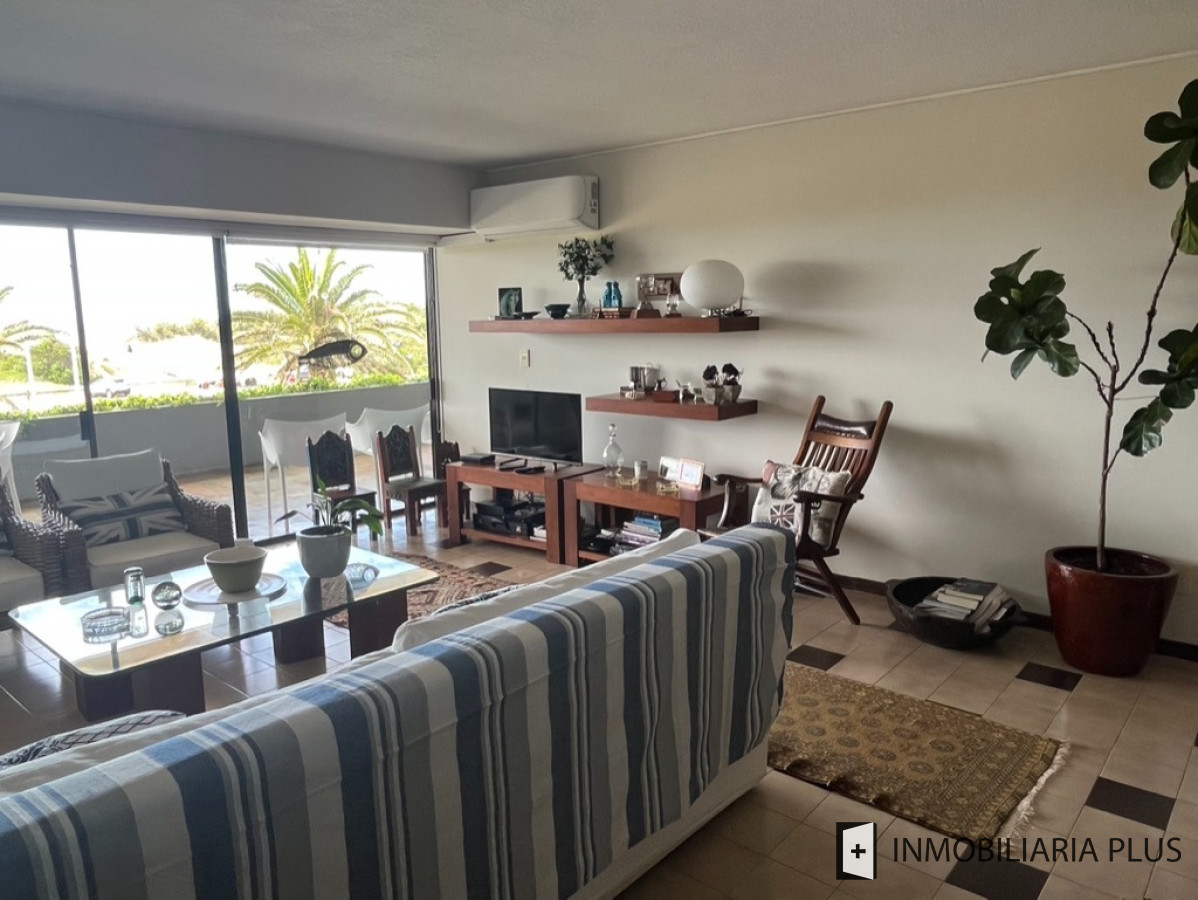 Apartamento ID.1020 - Venta de Apartamento en primera línea de la Playa Brava con 2 Dormitorios 2 Baños