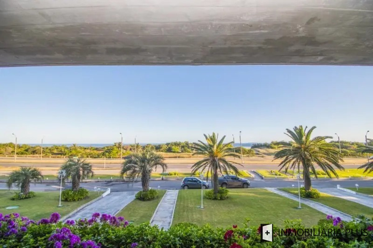 Apartamento ID.1020 - Venta de Apartamento en primera línea de la Playa Brava con 2 Dormitorios 2 Baños