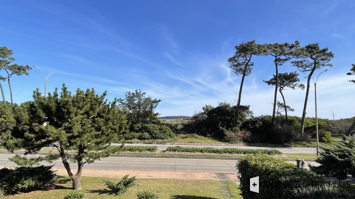 Apartamento ID.825 - Alquiler de Apartamento en primera linea de Playa Mansa con 2 Dormitorios en en Punta del Este C825