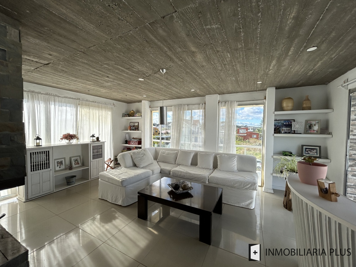 Casa ID.1221 - Alquiler de Casa de 3 dormitorios en Balneario Buenos Aires anual Cochera para 4 autos, parrillero techado, jardín. 
