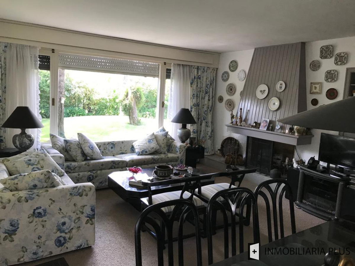 Casa ID.550 - Venta de casa de 3 dormitorios 1.146 m2 de terreno y 152 m2 construidos en Cantegril, Punta del Este C957