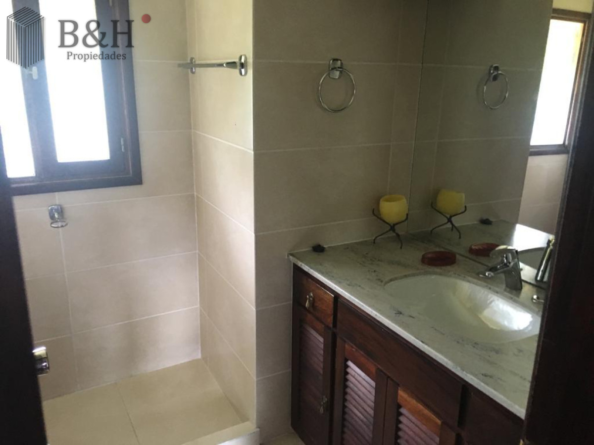 Casa ID.5013 - Venta de Casa 5 dormitorios en Marly, Punta del Este.