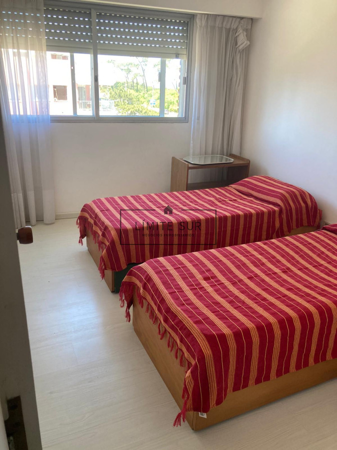 Apartamento ID.168 - Alquiler temporario de Apartamento de 4 dormitorios en Playa Mansa, Punta del Este