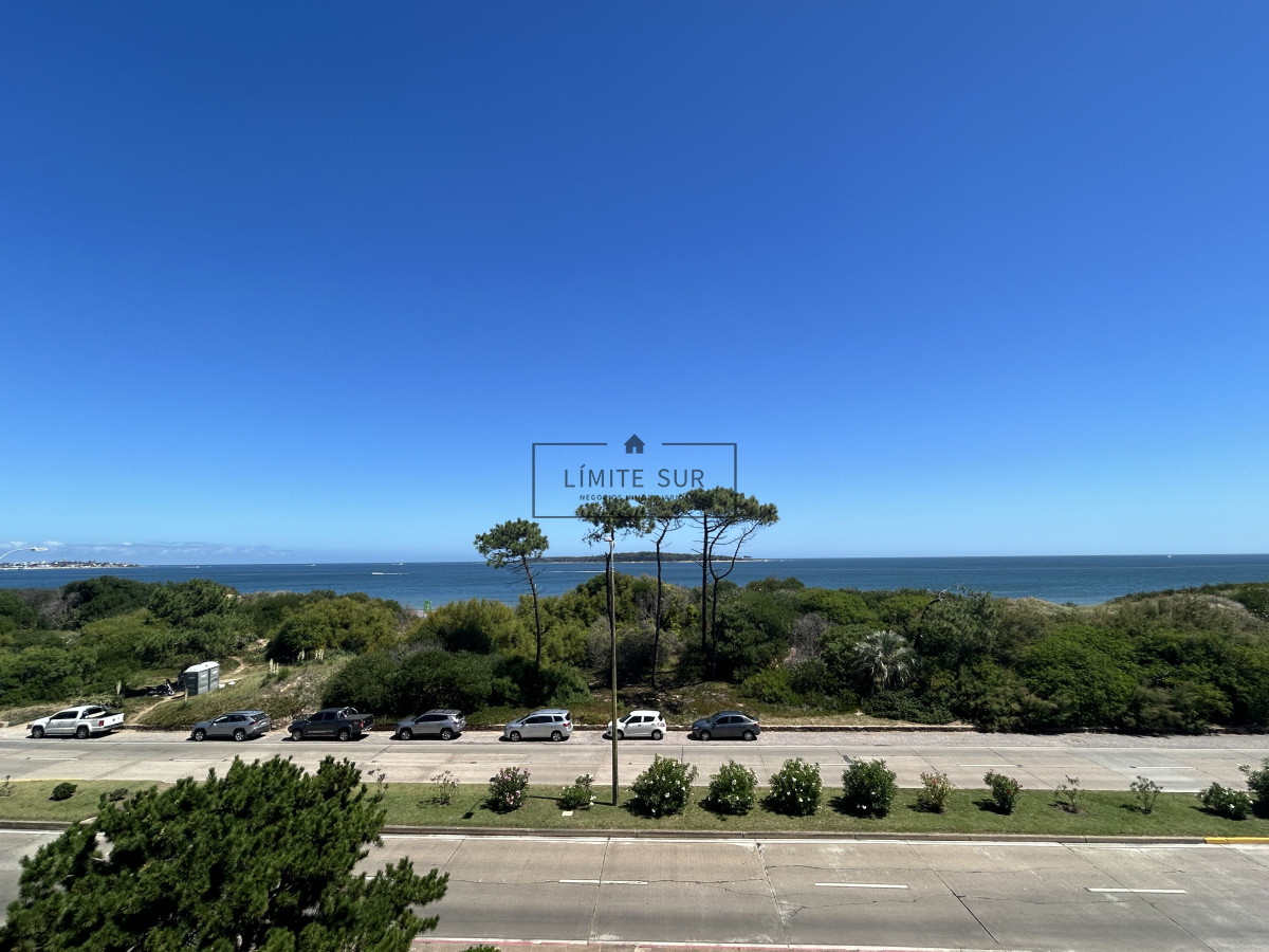 Apartamento ID.168 - Alquiler temporario de Apartamento de 4 dormitorios en Playa Mansa, Punta del Este