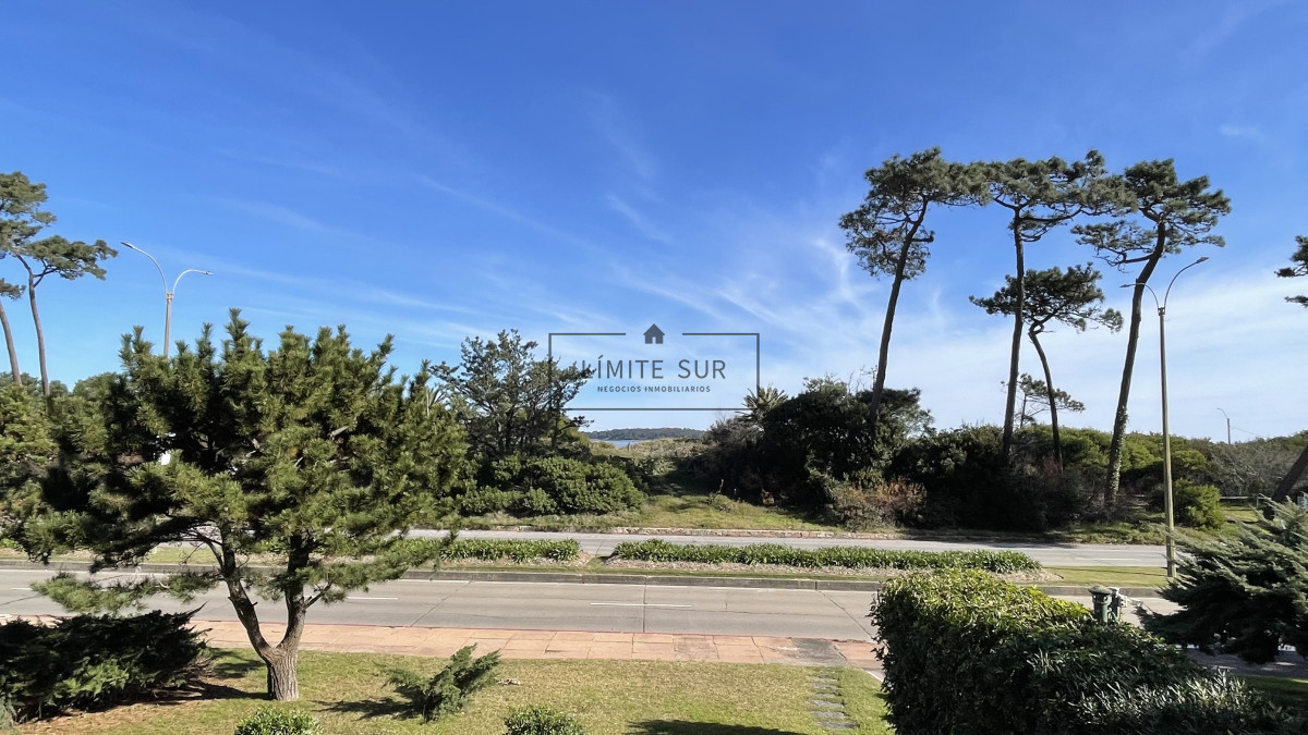 Apartamento ID.167 - Venta de apartamento de dos dormitorios en Playa Mansa, Punta del Este, Uruguay 