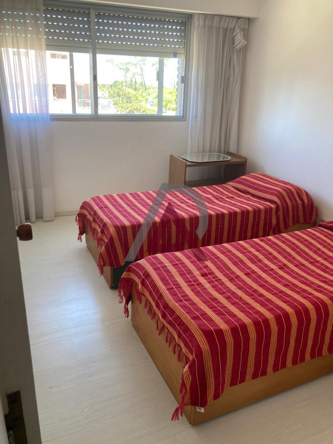 Apartamento ID.216 - Venta de Apartamento de 4 dormitorios en Playa Mansa, Punta del Este