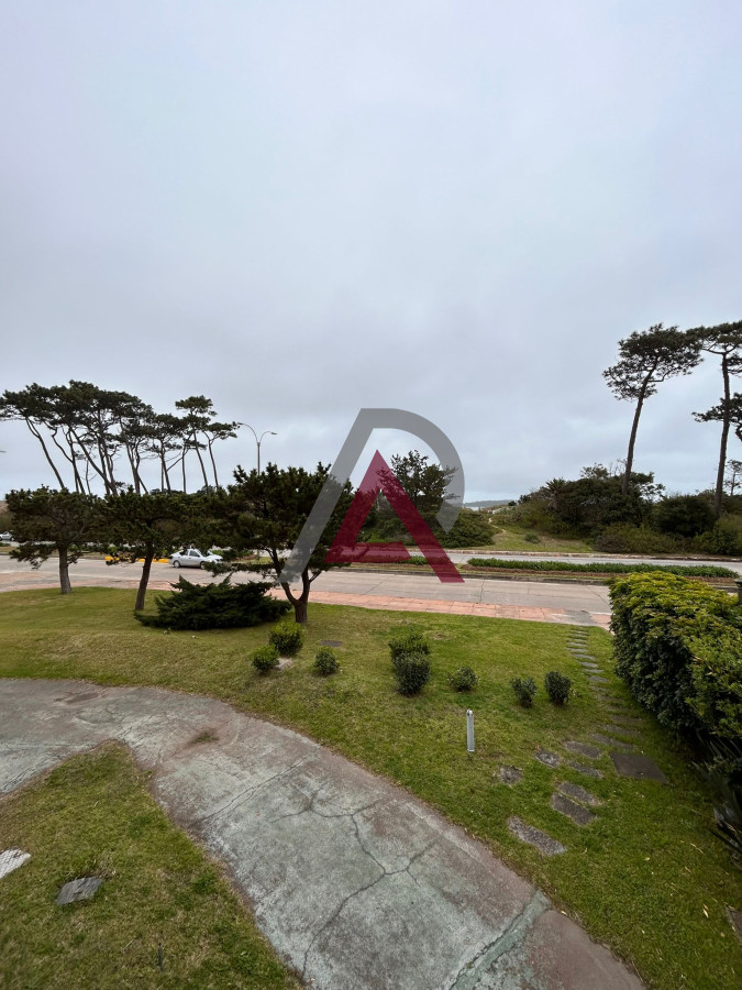 Apartamento ID.215 - Venta de apartamento de dos dormitorios en Playa Mansa, Punta del Este, Uruguay 