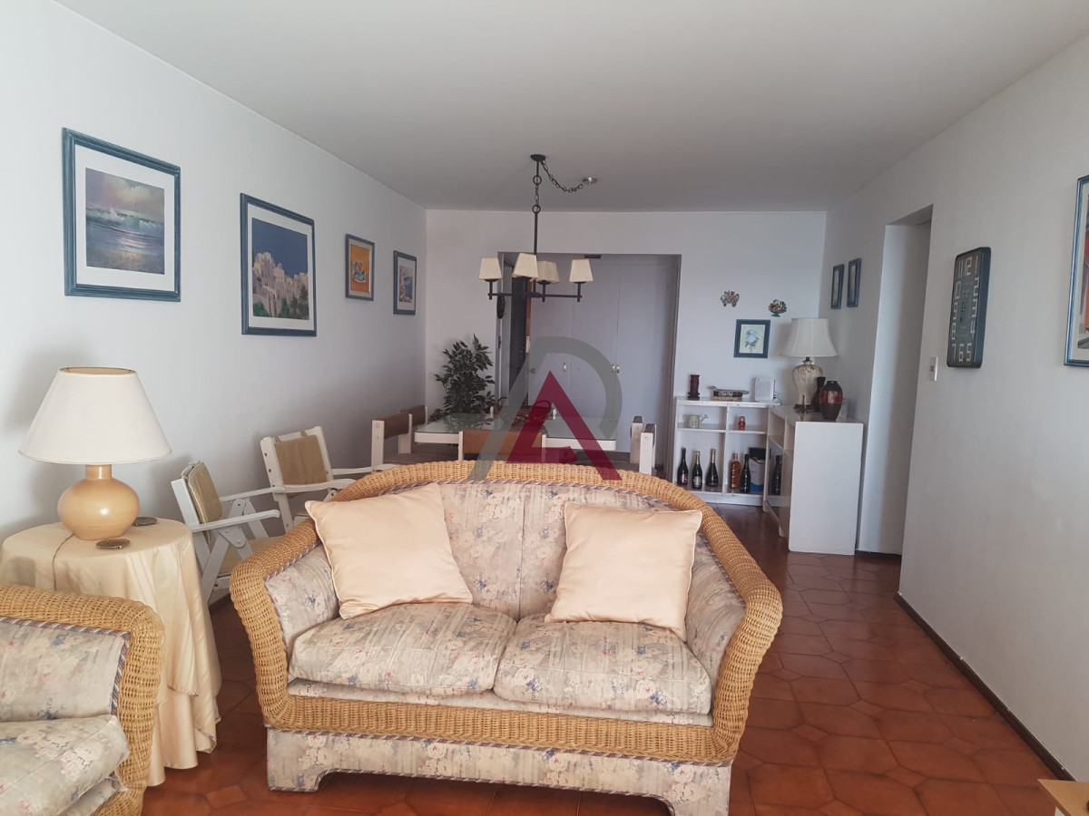 Apartamento ID.216 - Venta de Apartamento de 4 dormitorios en Playa Mansa, Punta del Este