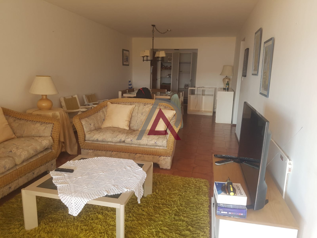 Apartamento ID.216 - Venta de Apartamento de 4 dormitorios en Playa Mansa, Punta del Este