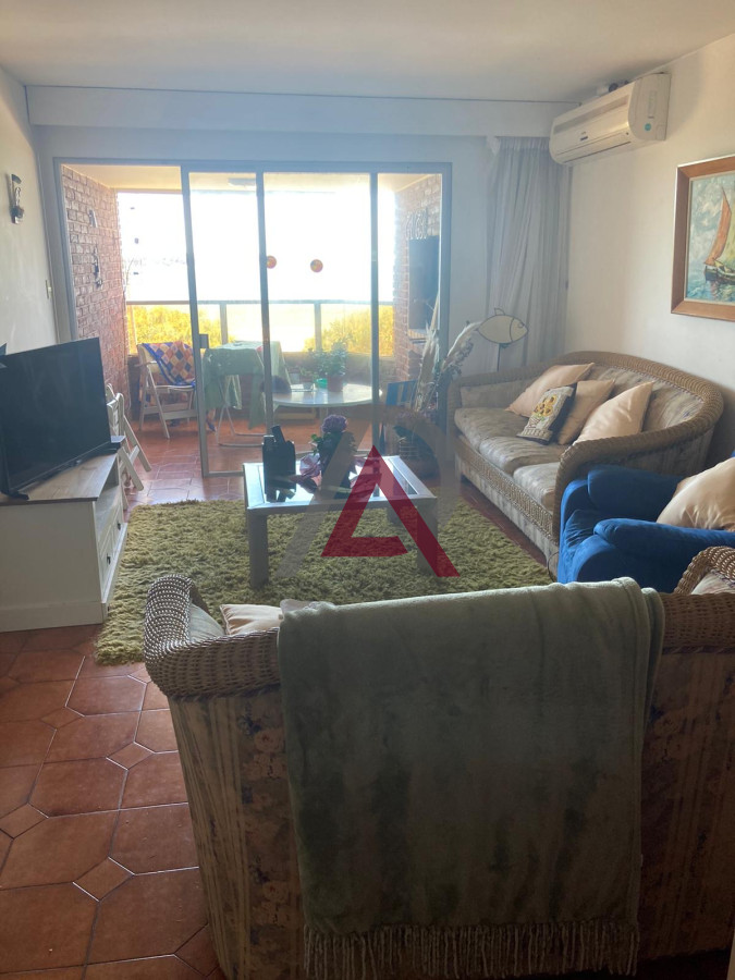 Apartamento ID.216 - Venta de Apartamento de 4 dormitorios en Playa Mansa, Punta del Este
