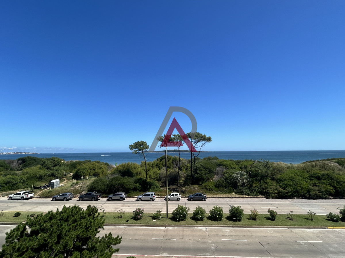 Apartamento ID.216 - Venta de Apartamento de 4 dormitorios en Playa Mansa, Punta del Este
