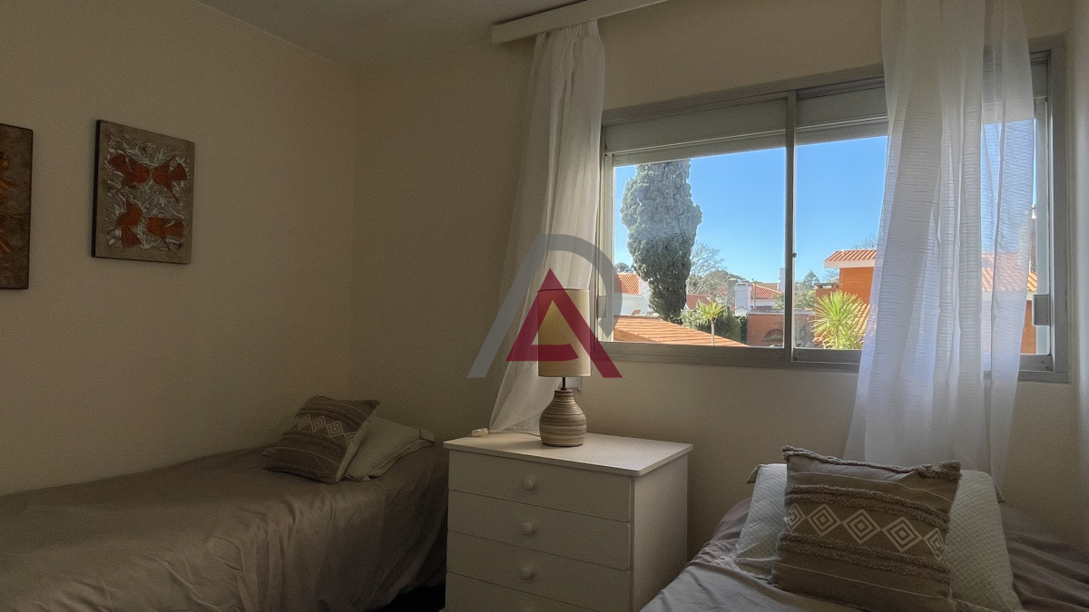 Apartamento ID.215 - Venta de apartamento de dos dormitorios en Playa Mansa, Punta del Este, Uruguay 