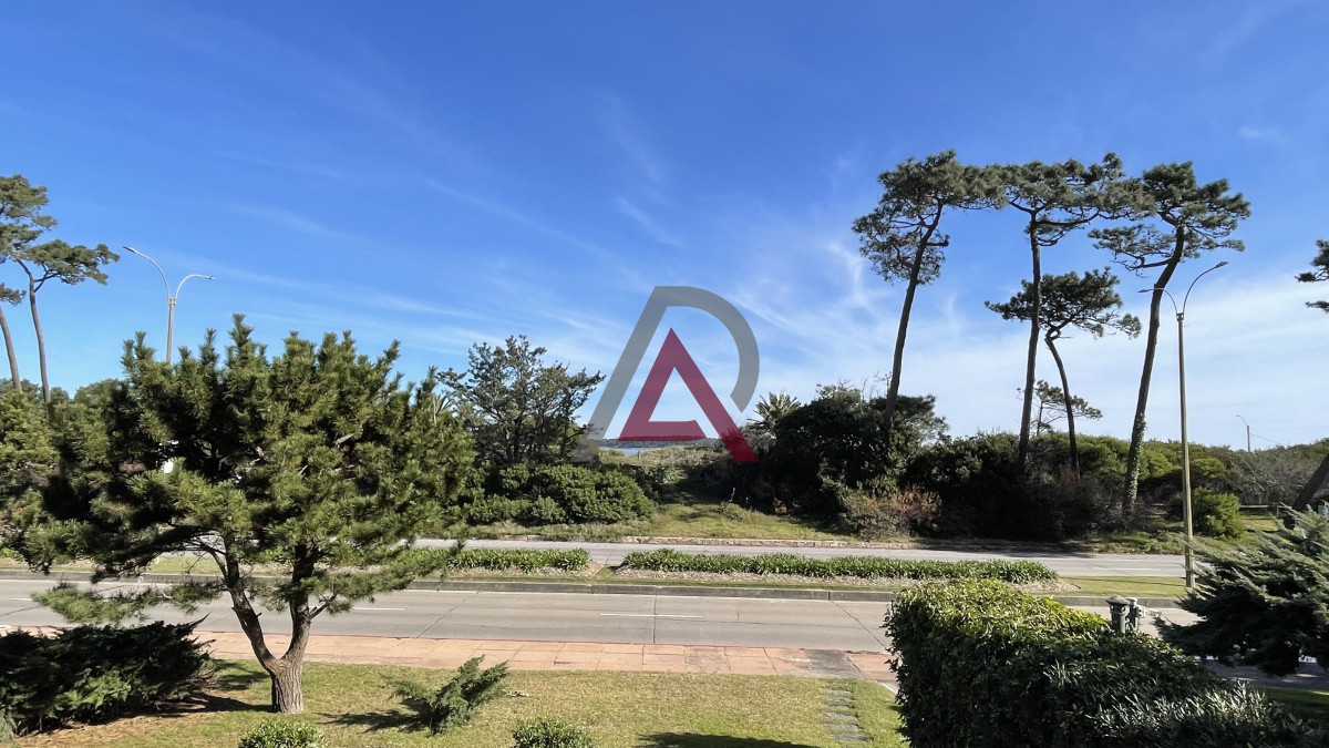 Apartamento ID.215 - Venta de apartamento de dos dormitorios en Playa Mansa, Punta del Este, Uruguay 