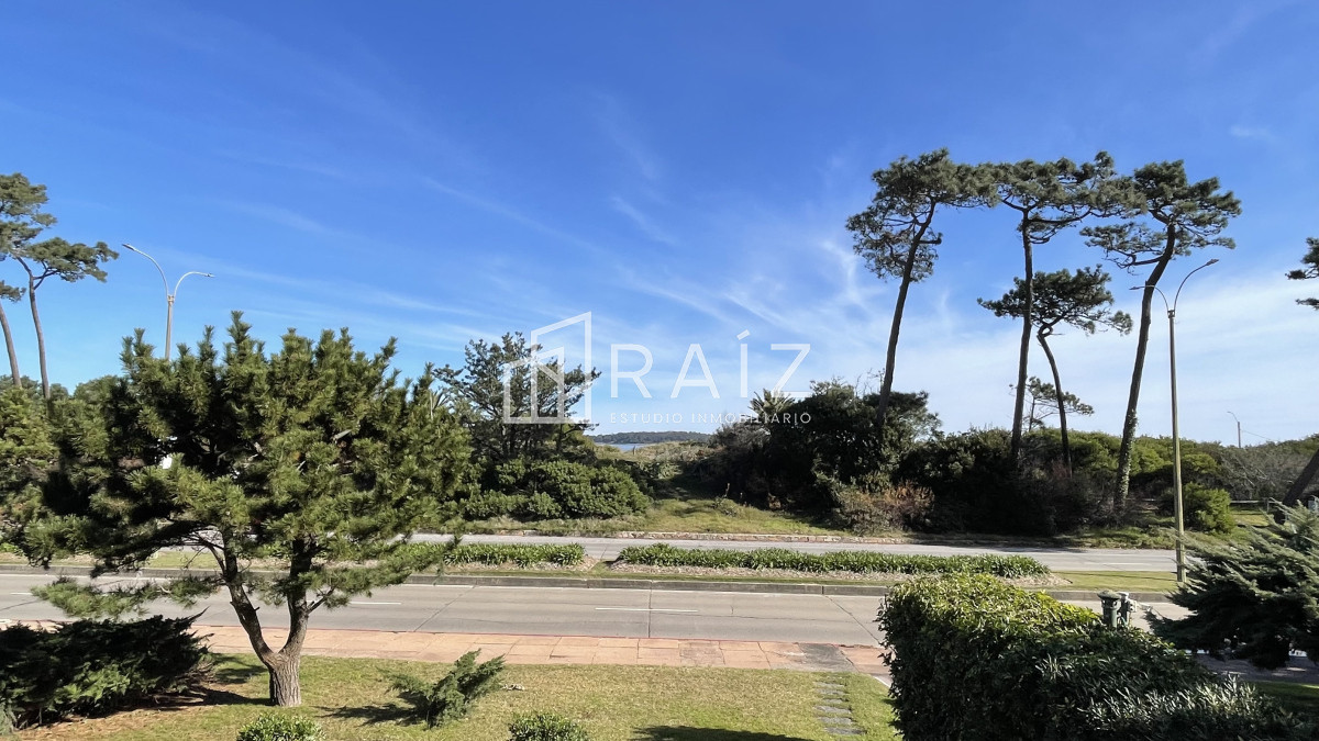 Apartamento ID.10163 - Venta de apartamento de dos dormitorios en Playa Mansa, Punta del Este, Uruguay 