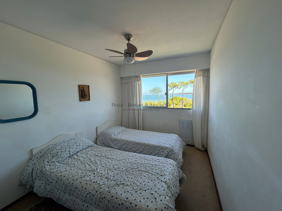 Apartamento ID.189 - Venta  Apartamento de 4 dormitorios en Playa Mansa, Primera Linea Punta del Este