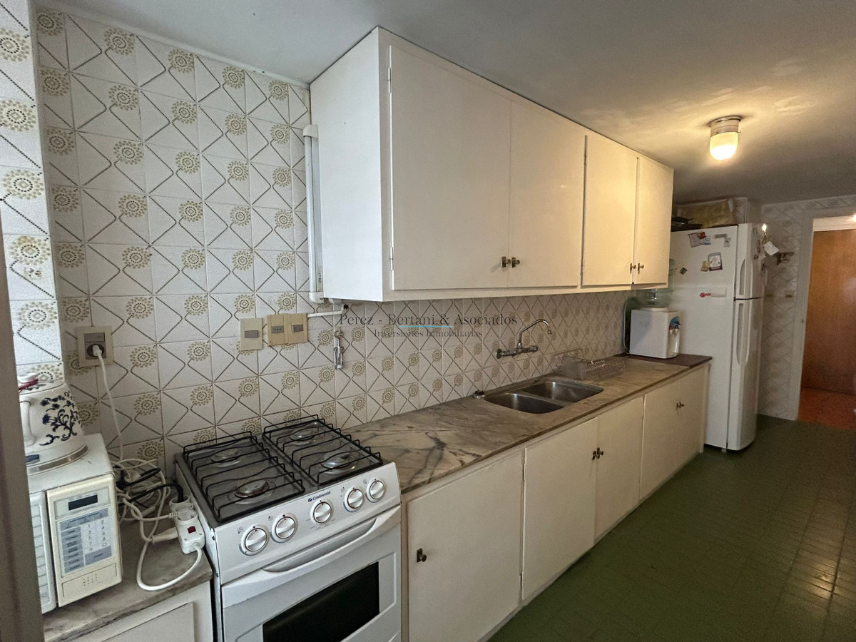 Apartamento ID.189 - Venta  Apartamento de 4 dormitorios en Playa Mansa, Primera Linea Punta del Este