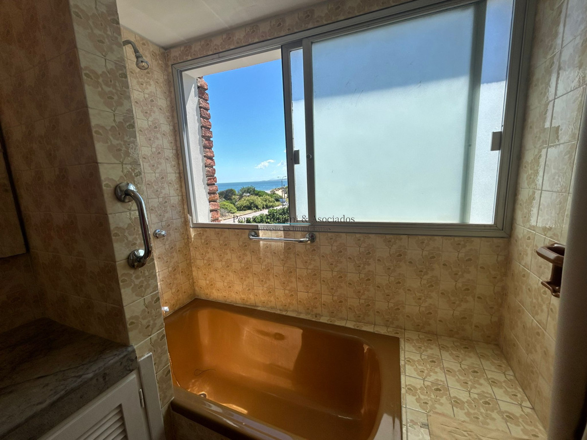Apartamento ID.189 - Venta  Apartamento de 4 dormitorios en Playa Mansa, Primera Linea Punta del Este