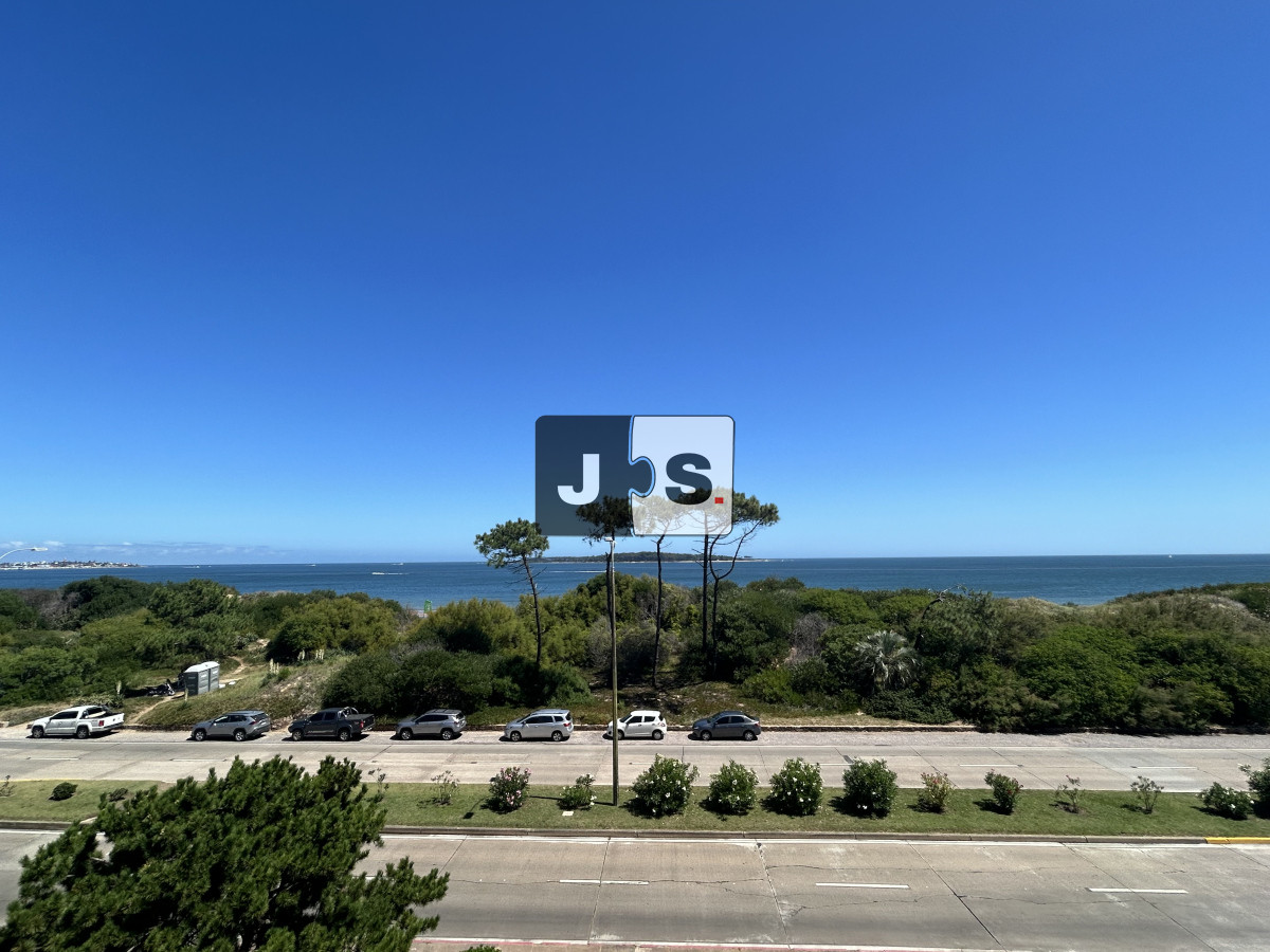 Apartamento ID.3440 - Venta de Apartamento de 4 dormitorios en Playa Mansa, Punta del Este