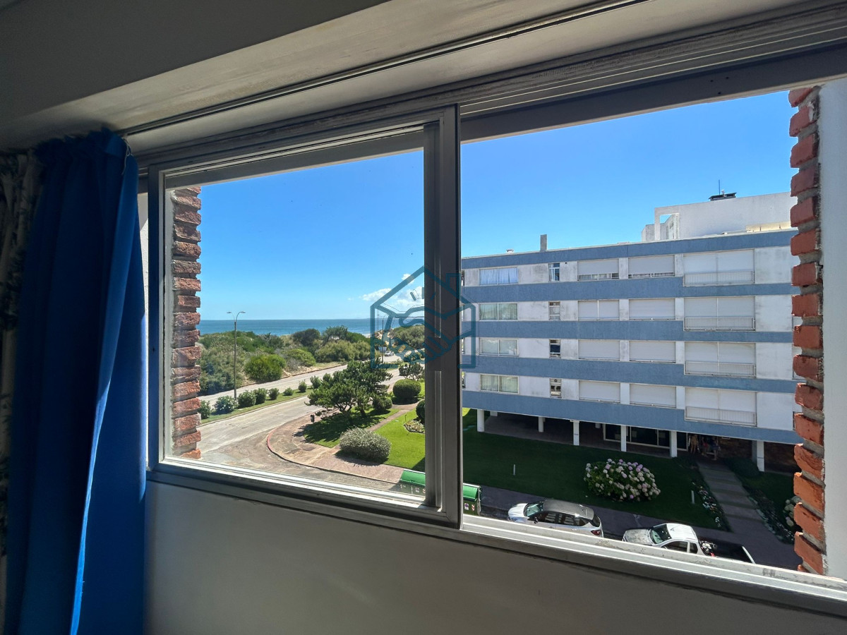 Apartamento ID.651/Alquiler-invernal-de-apartamento-de-4-dormitorios-en-Playa-Mansa,-Punta-del-Este - Alquiler invernal de apartamento de 4 dormitorios en Playa Mansa, Punta del Este