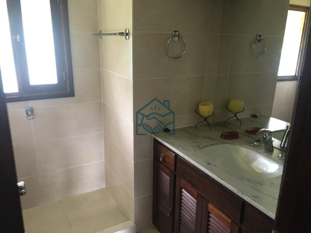 Casa ID.1452/Venta-de-Casa-5-dormitorios-en-Marly,-Punta-del-Este. - Venta de Casa 5 dormitorios en Marly, Punta del Este.