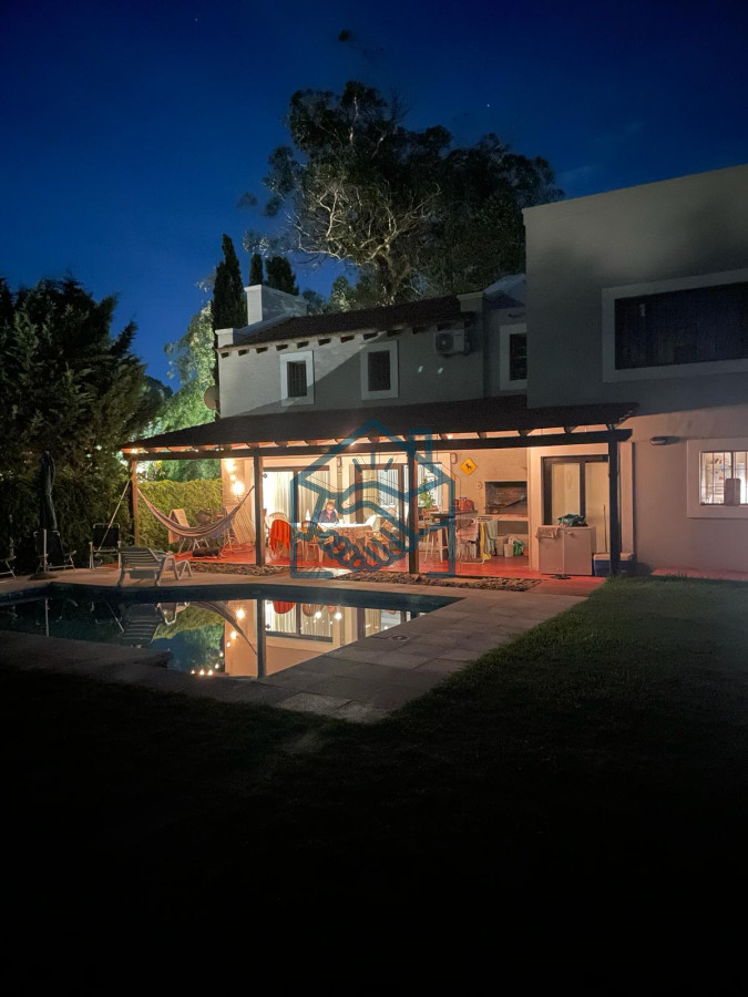 Casa ID.1098/Venta-de-casa-de-4-dormitorios-en-Beverly-Hills,-Punta-del-Este - Venta de casa de 4 dormitorios en Beverly Hills, Punta del Este