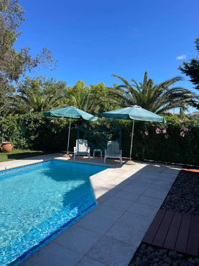 Casa ID.1098/Venta-de-casa-de-4-dormitorios-en-Beverly-Hills,-Punta-del-Este - Venta de casa de 4 dormitorios en Beverly Hills, Punta del Este
