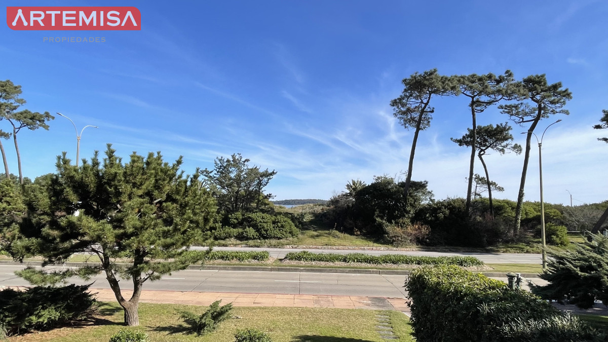 Apartamento ID.623 - Venta de apartamento de dos dormitorios en Playa Mansa, Punta del Este, Uruguay 