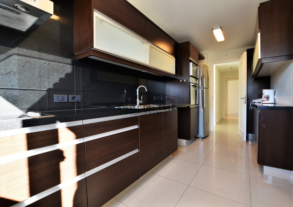 Apartamento ID.122 - Venta de Apartamento, 2 dormitorios. Playa brava, Punta del Este. 