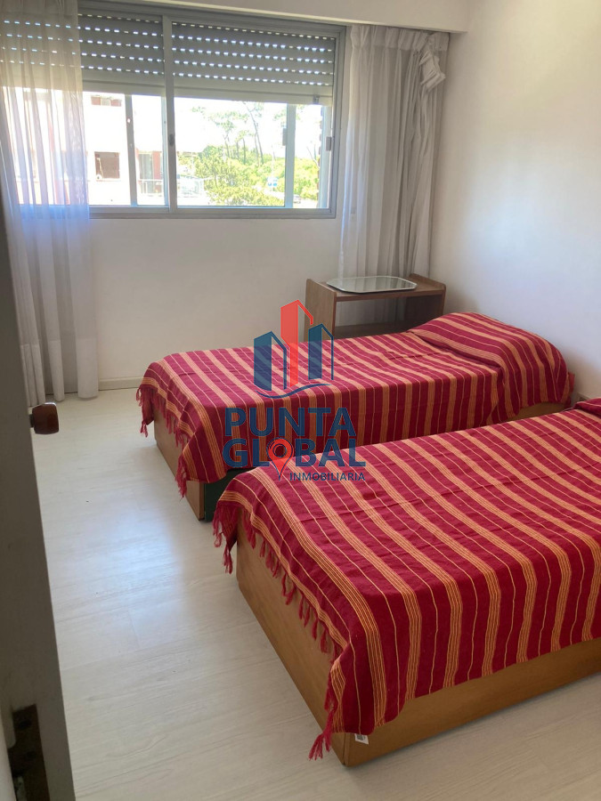 Apartamento ID.161 - Alquiler temporario de Apartamento de 4 dormitorios en Playa Mansa, Punta del Este