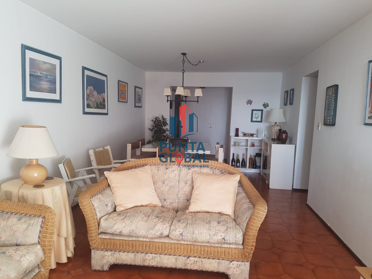 Apartamento ID.161 - Alquiler temporario de Apartamento de 4 dormitorios en Playa Mansa, Punta del Este